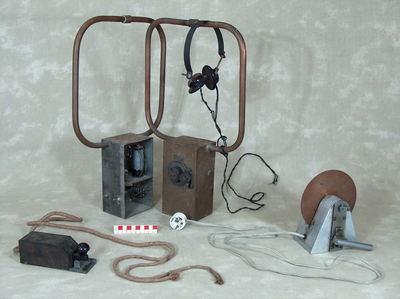 878207 Afbeelding van (illegale) zend- en ontvangstapparatuur met een morse-seinapparaat, uit de objectencollectie van ...